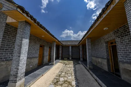 Henghe Hostel Отели рядом с достопримечательностью «Mingtang Mountain»