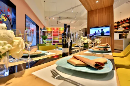 Young Hotel (Yiwu Fotang Ancient Town Old Street) Отели рядом с достопримечательностью «School of Modern Science and Technology, China University of Metrology (Yiwu Campus)»