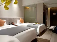 Baiguan Hotel (Jingmen Zhongtian Street. Yintai City Store) - balcony