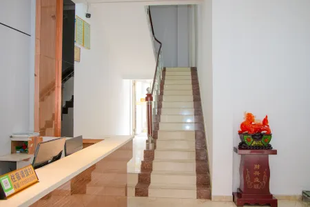 Pengxu Business Hotel Отели рядом с достопримечательностью «Huangtingjian Memorial Hall»