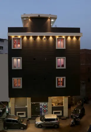 Hotel Ark Wood Residency Near Delhi International Airport Отели рядом с достопримечательностью «Сансад Бхаван»