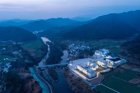 Wuyuan Siji Qinghua Resort Hotel Отели рядом с достопримечательностью «Guzhang Folklore Garden»