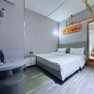 Living in a flat Hotels near Louvre International Furniture Exhibition Center