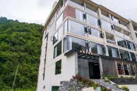 Xueyu Vale · Riverside Mountain Manor (Wolong Branch) - parking