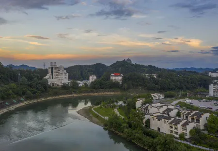 Jiangwan Hotel (Wuyuan High Speed Railway Station Wenbo Park Branch) Отели рядом с достопримечательностью «Minsu Fengqing Street»