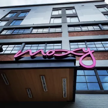 Moxy Nashville Downtown Отели рядом с достопримечательностью «Музей Пэтси Клайн»