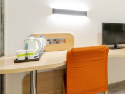 莫泰168(上海曹杨新村枫桥路地铁站店) - 大床房B(无窗)