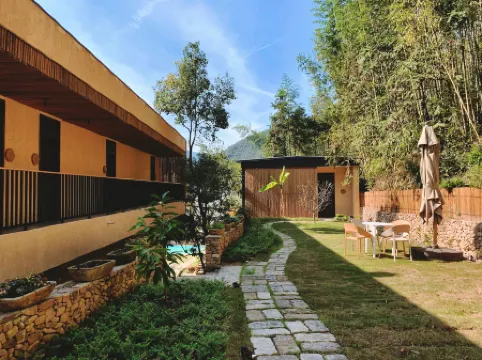 Qianlu Xiangju Hostel Отели рядом с достопримечательностью «Fangyukong Yanjiyou Capsule Bookstore»