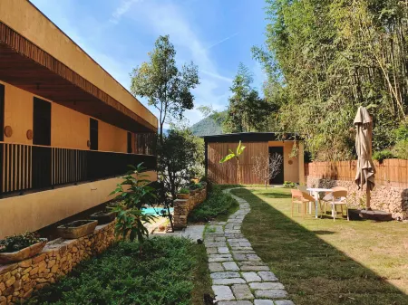 Qianlu Xiangju Hostel Отели рядом с достопримечательностью «Yan Ziling’s Angling Terrace»