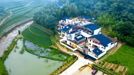 Azure Greek Resort Отели рядом с достопримечательностью «Rainbow Waterfall Scenic Spot In The Dabie Mountains»