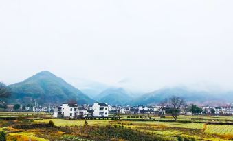 Hongcun Xiaozhongshan Homestay (Lucun Wood Carving Building Scenic Area)