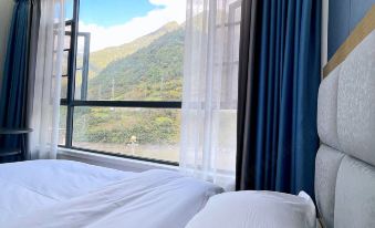 Gongdshan River View Hotel