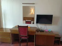 Xinchang Dongyuan Hotel Hotels near Xinchangbei Railway Station