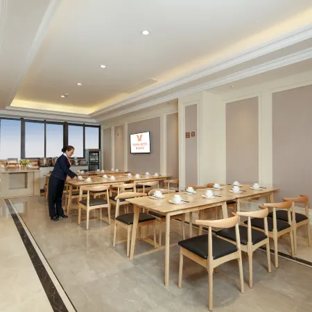 Vienna Hotel Отели рядом с достопримечательностью «CPC Bishan County Committee Party School»