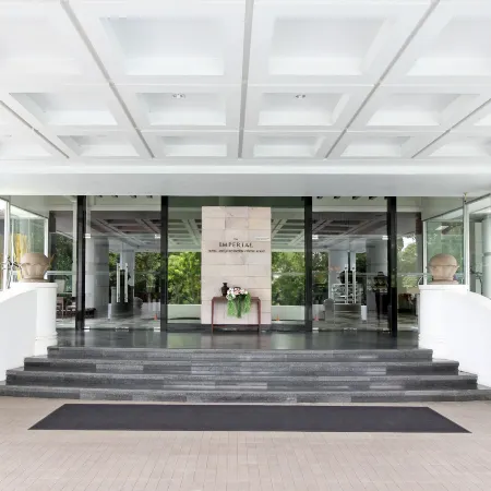 The Imperial Hotel & Convention Centre Korat Отели рядом с достопримечательностью «Храм Сала Лой»
