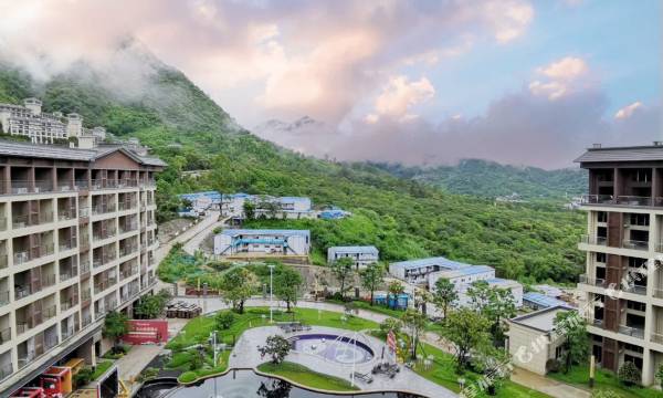 Guangzhou Zengcheng Baishuizhai Forest Valley Golden Leaf Hot Spring Holiday Villa