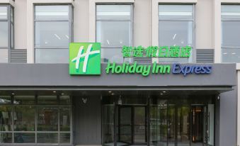 The front entrance of a restaurant is adorned with a sign above it, and there is an illuminated doorway that leads inside at Holiday Inn Express Shanghai Pudong Airport