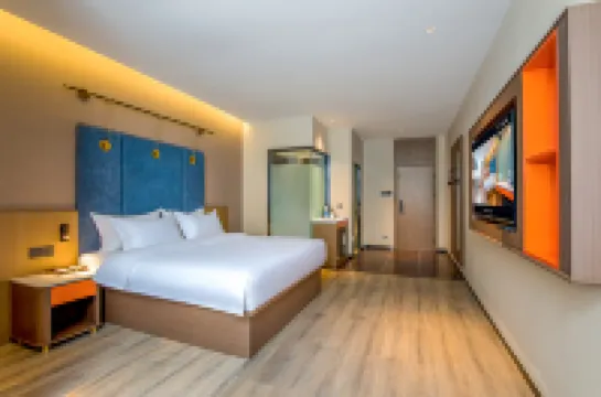 World Smart Hotel (Lankao Jiaoyulu Memorial Hall)