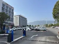城市優選飯店（恩施火車站機場店） - 停車場