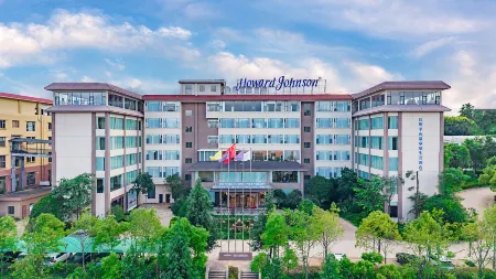 HOWARD JOHNSONN BANSHAN HOT SPRINGS BUSINESSCLUB KUNMING Отели рядом с достопримечательностью «Yeya (Wild Duck) Lake Holiday Resort»