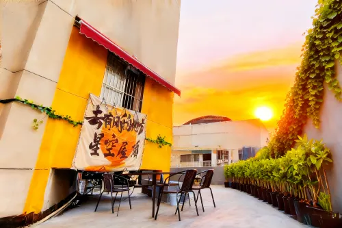 Starry Sky Rooftop Hostel (Wuhan Hanzheng Street Subway Station) - 2 ดาว