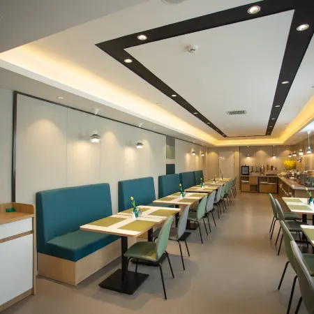Ease Hotel (Baotou Railway Station Store)
