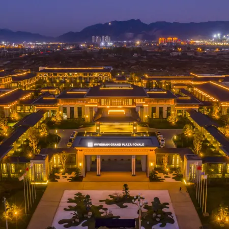 Wyndham Grand Plaza Royale Zhaotong Отели в г. Чжаотун