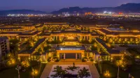 Wyndham Grand Plaza Royale Zhaotong Отели рядом с достопримечательностью «Спортивный стадион Юябаошана»