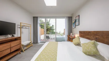 Floral Hotel · Qingdao Wilderness Hotel(Laoshan Beach Store in Laoshan Scenic Area) Отели рядом с достопримечательностью «Laoshan Taiqing Palace»