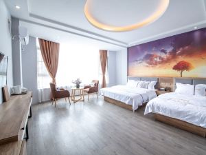 Luoping Ruihan Theme Hotel