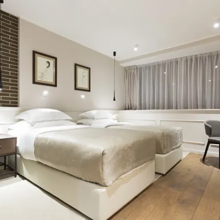 Envoy Hotel