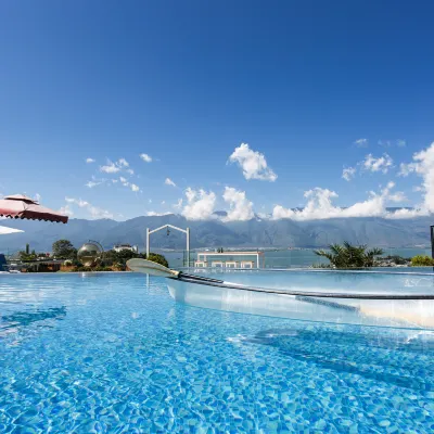 Tranquil Haven: Blossoms and Full Moon with Mountain and Sea Views Guesthouse (Dali Shuanglang) Hotels near Yuji Island