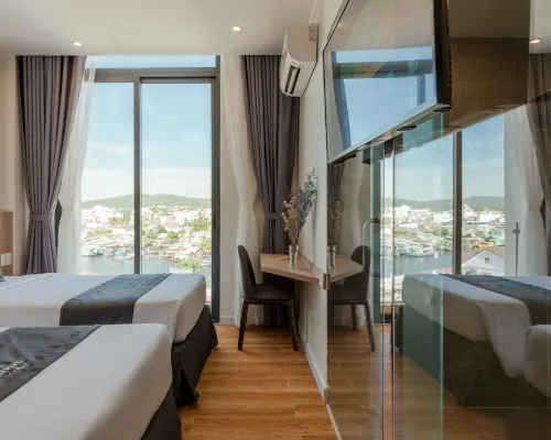 THE EMPIRE Hotels near Ham Ninh