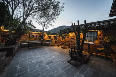 Nuodeng Mountain Hometown Light Luxury B&B Отели в г. Юньлун