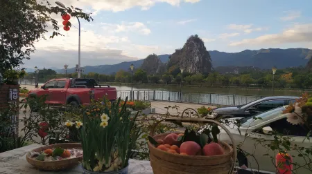 Xiyue Xiaozhu Hostel Отели рядом с достопримечательностью «Qixingyan Archway Square»