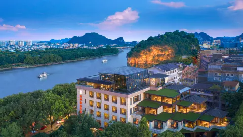 Venus Royal Hotel (Guilin Elephant Trunk Hill Sun and Moon Twin Towers) in Guilin