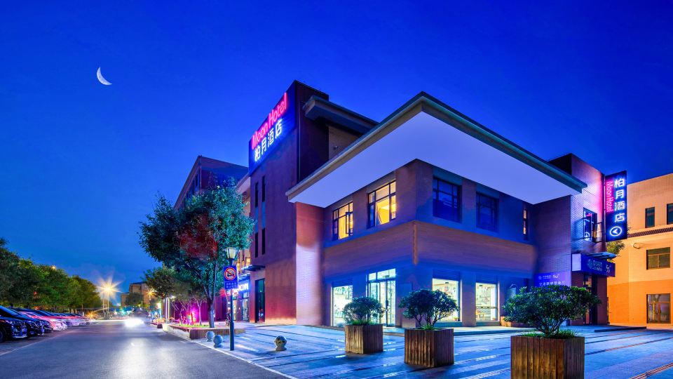 Moon Hotel