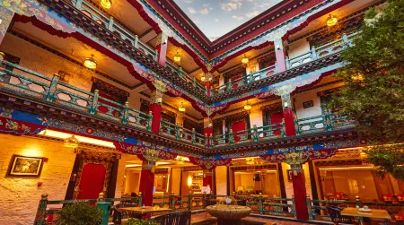 Gurkha Boutique Hotel (Jokhang Temple Barkhor Street Branch) Отели рядом со станцией Lhasa Railway Station