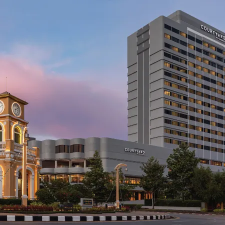 Courtyard by Marriott Phuket Town Отели рядом с достопримечательностью «Порт Ратсада»