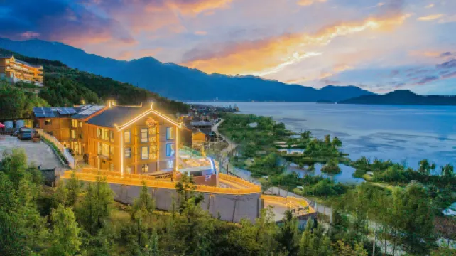 Lugu Lake Front Lake·Yueyao Lakeview Resort Hotel