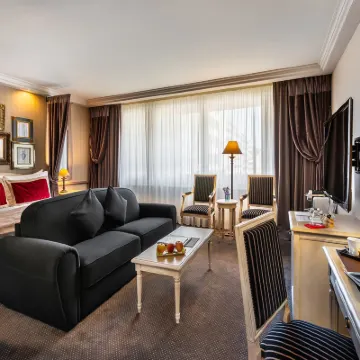 Royal Manotel Hotel dekat Alun-alun Bourg-de-Four
