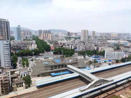 Pingdingshan Atour Hotel Отели рядом с достопримечательностью «Pingdingshan University»