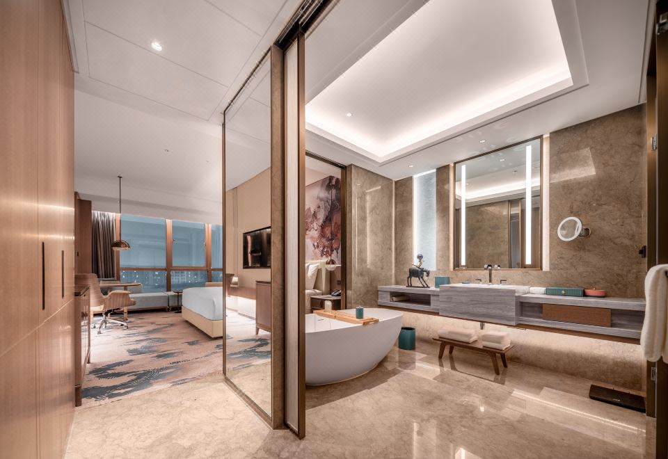 [티볼리 청두의 잘 관리된 수영장]