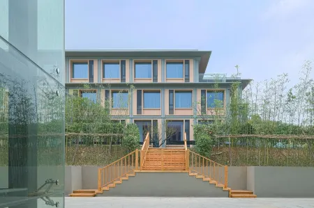 Deqing Qihua Art Hotel Отели рядом с достопримечательностью «Moganshan Senbo Resort Nature Park»