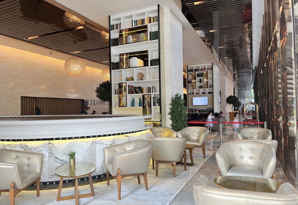 호텔 내부의 현대적인 휴식 공간