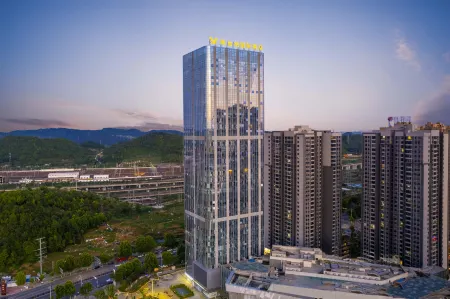 Vienna International Hotel (Guiyang High Speed Rail North Station Junfa City Branch) Отели рядом с достопримечательностью «Jinyang Gymnasium»