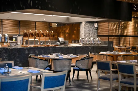 Chengdu Aerotropolis International Convention Center Hotel Отели рядом с достопримечательностью «Jiaolonggang Zhanshi Center»