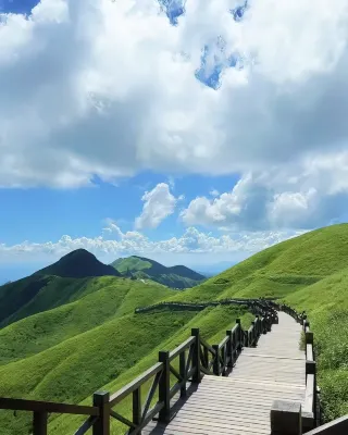 Jinding Stargazing Tent Camp Hotels near Golden Peak