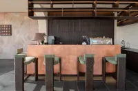 LUZBAISHA Wild Luxury Homestay | Mountain Snow Bank, Sunrise Golden Peak (Baisha, Lijiang) - bar
