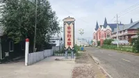 Guoyan’s Wooden Hotel - parking